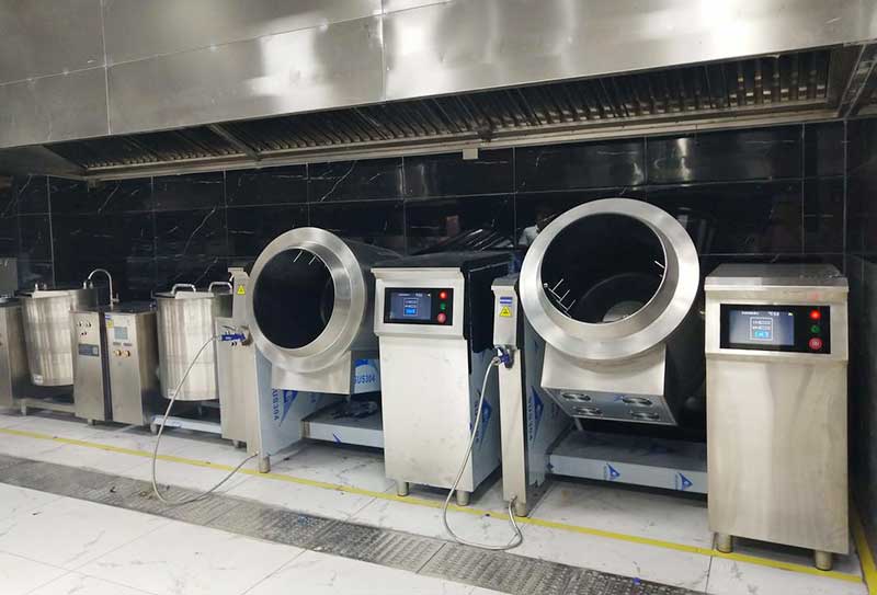 自动炒菜机进学校食堂：不是取代厨师，是让厨师做更重要的事