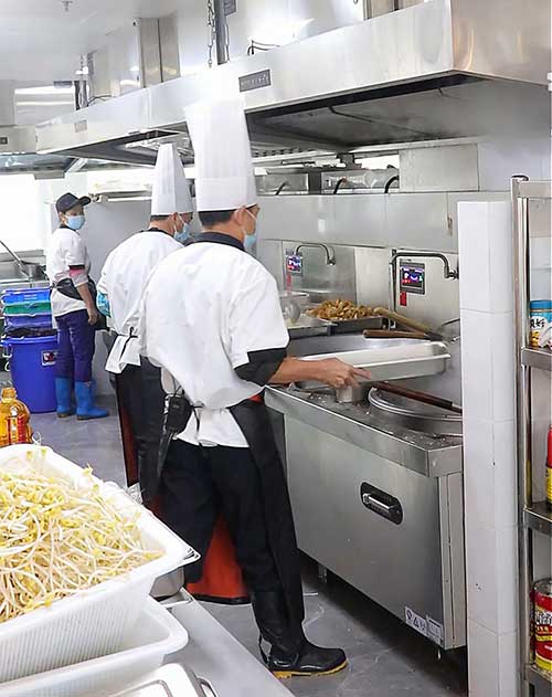 食堂厨房用电磁灶炒菜