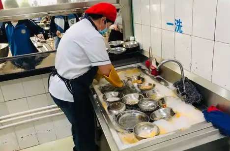 传统人工洗碗