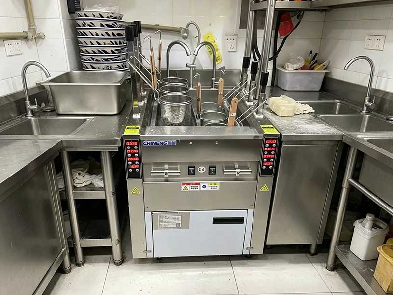 连锁餐厅自动定时煮面炉：一人管多台、煮面标准化、高峰期不卡壳