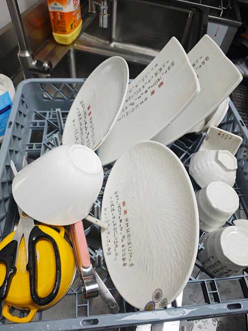 揭盖洗碗机洗得干净客人看得见